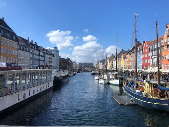 boat-on-the-river-near-the-building
